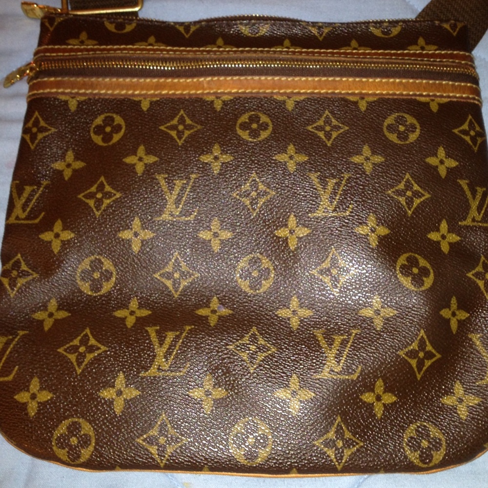 COPY - AUTHENTIC LOUIS VUITTON CROSS BODY PURSE!!…